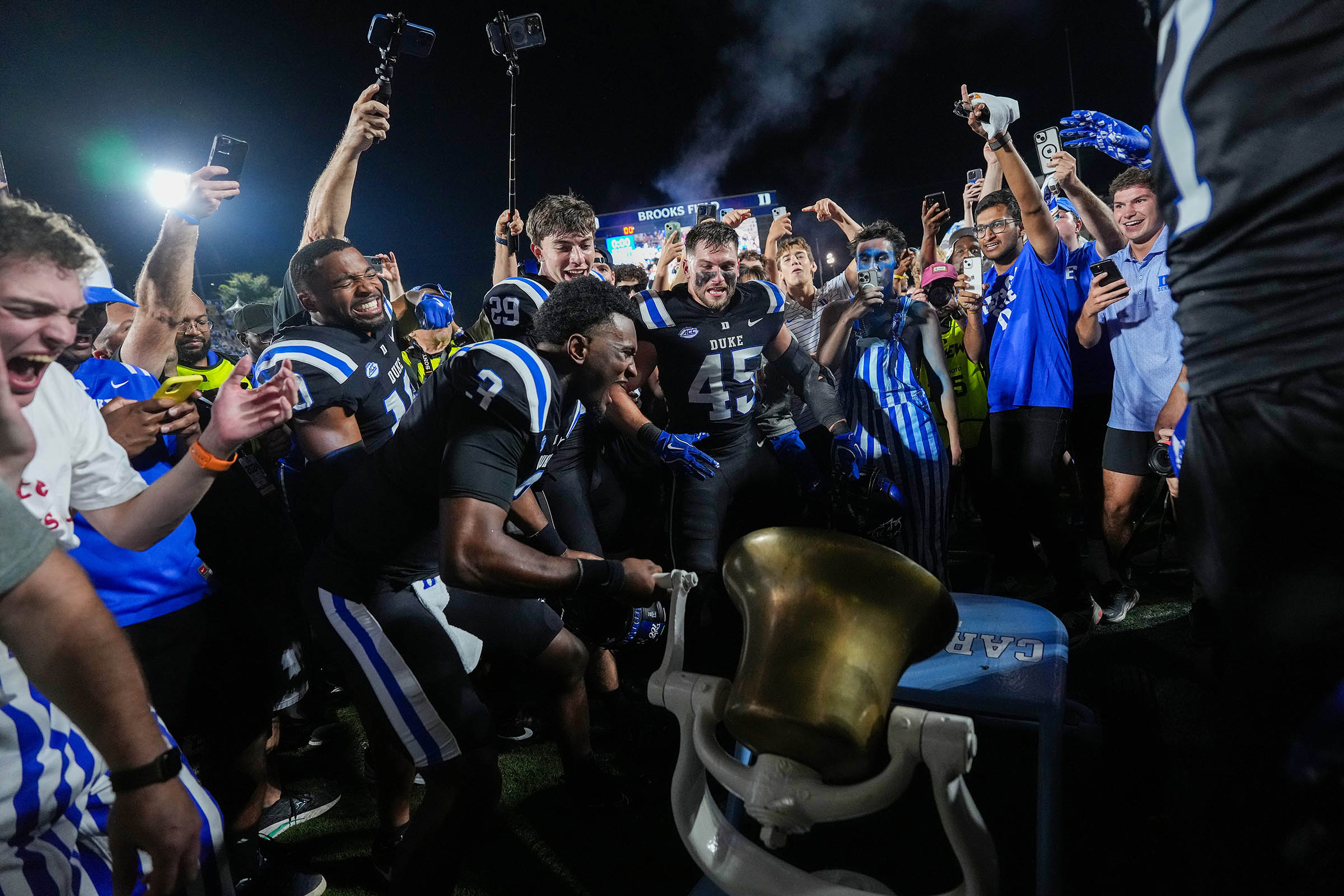 Duke rallies from 20 points down, beats rival North Carolina 21-20