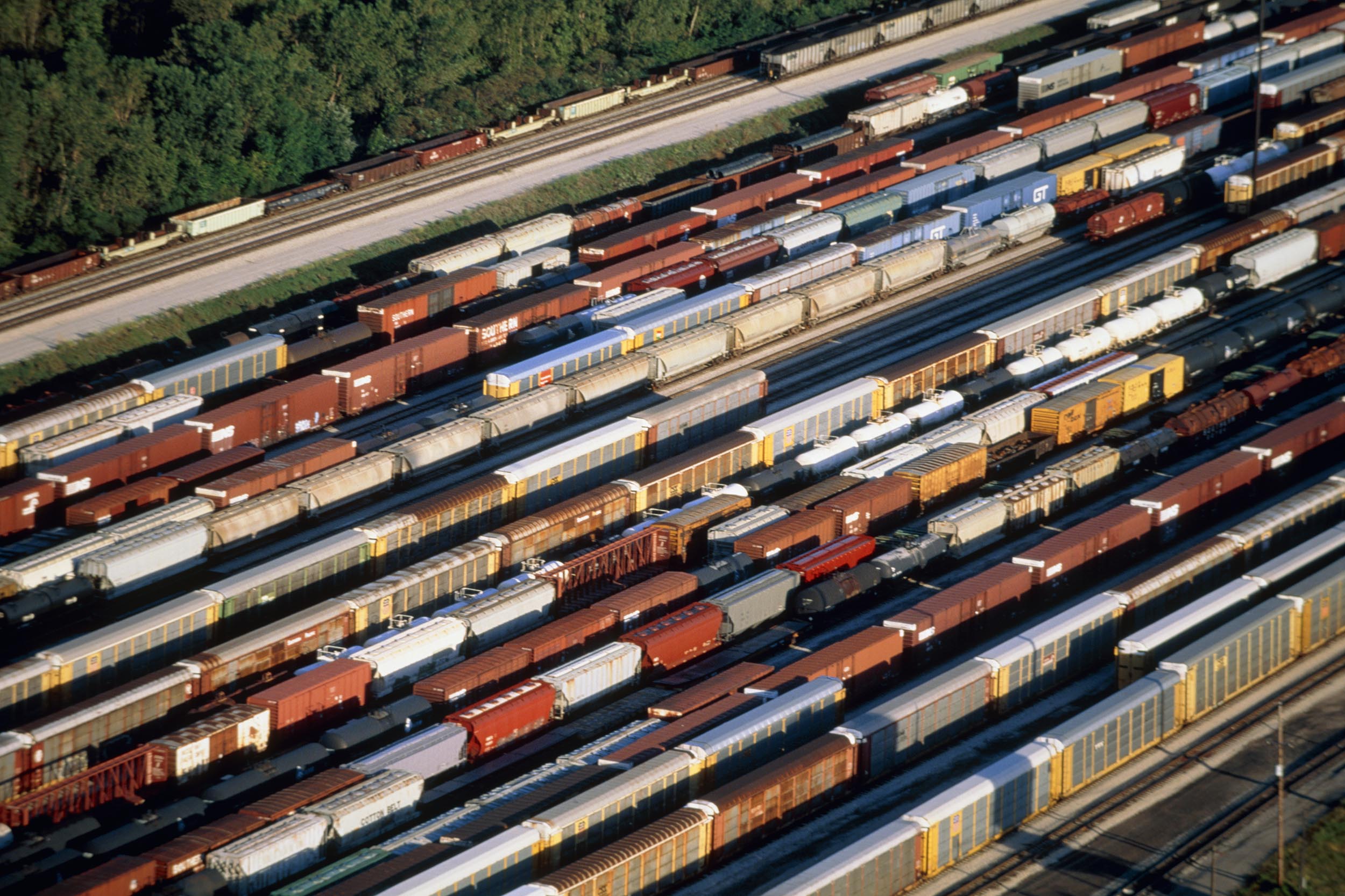 Railroads and regulators must address the dangers of long trains, report says