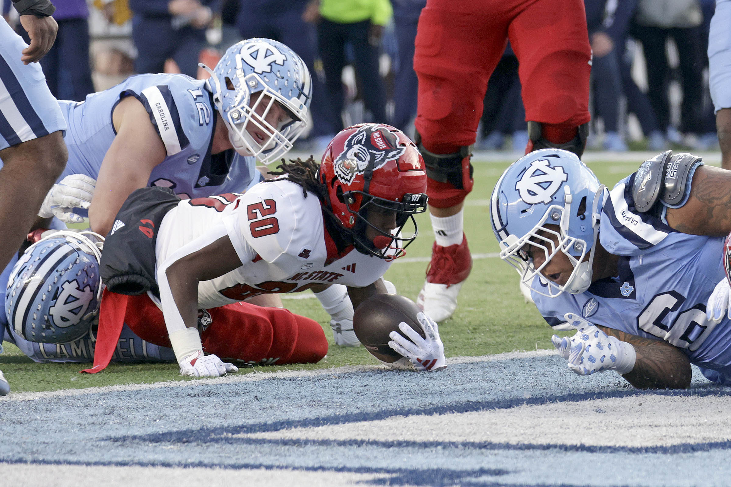 Smothers’ late TD helps NC State edge rival North Carolina 35-30 in Brown’s farewell at UNC